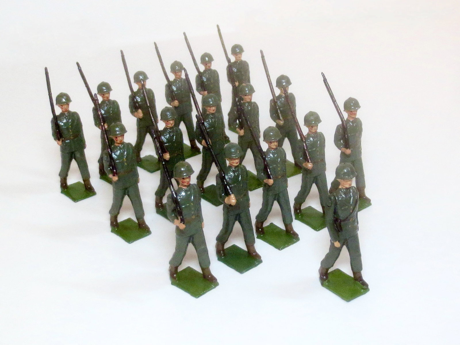 Britains From #2033 U.S. Army: Post war issue. 17 pieces. Mint to near mint condition. Unboxed.