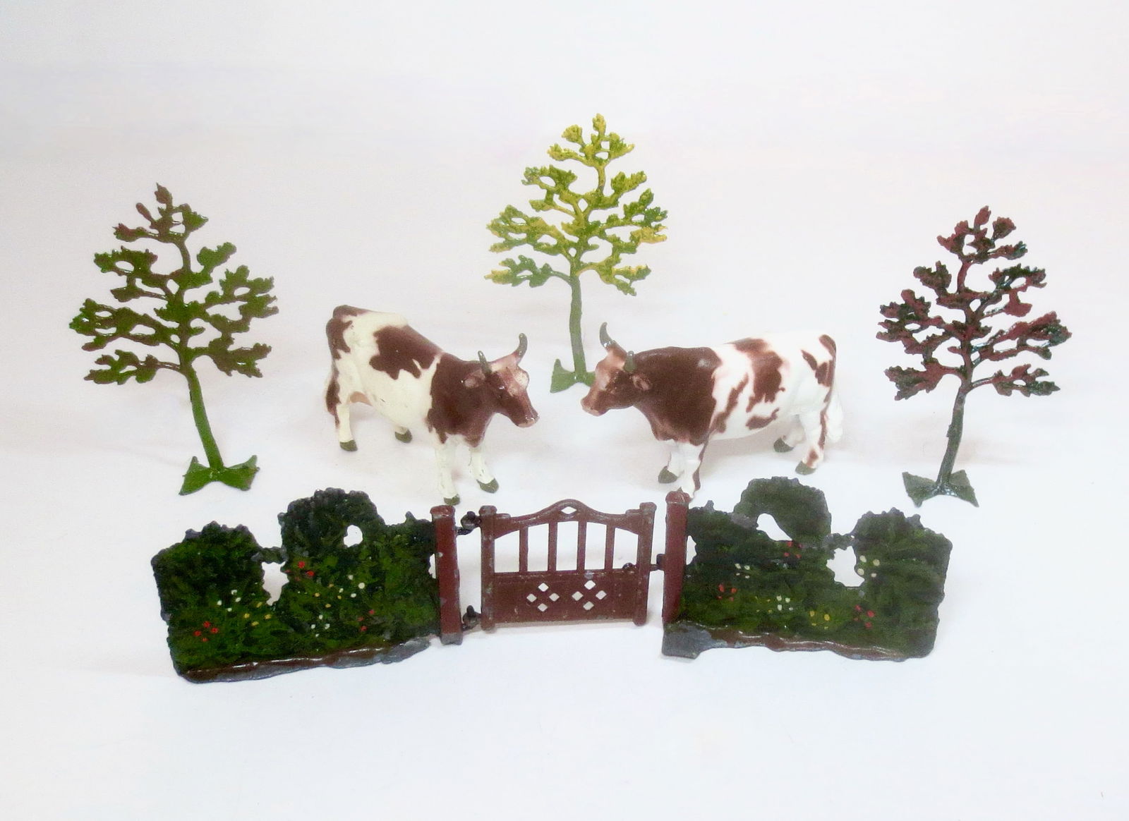 Britains Cows & Garden Gate with Trees (1 of 1)