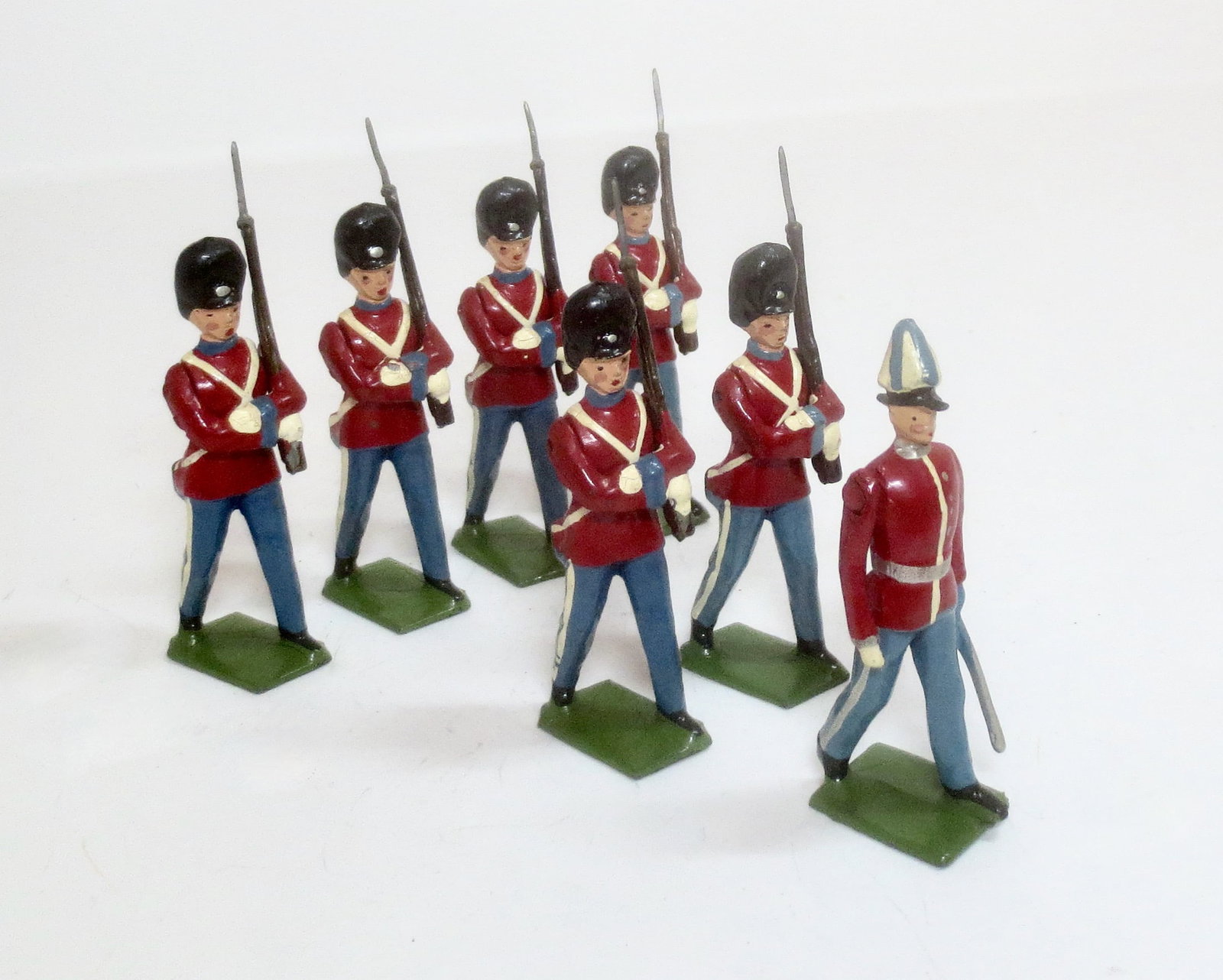 Britains #2019 Danish infantry: Post war issue. 8 pieces. Mint to near mint condition. Unboxed.