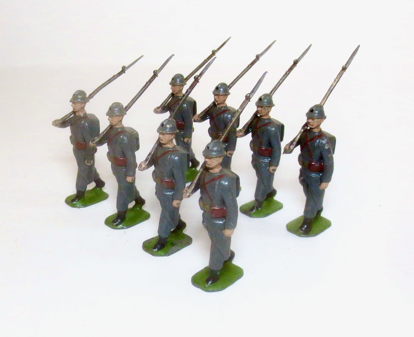 Britains #192 Infanterie de Ligne: Pre war. Active Service, marching at the slope. 8 pieces. Excellent condition. Unboxed.