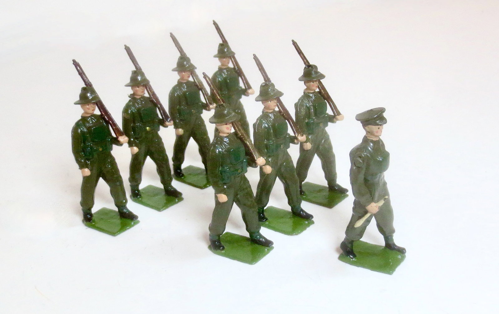 Britains #2031 Australian Infantry: Post war issue. 8 pieces. Near mint condition. Unboxed.