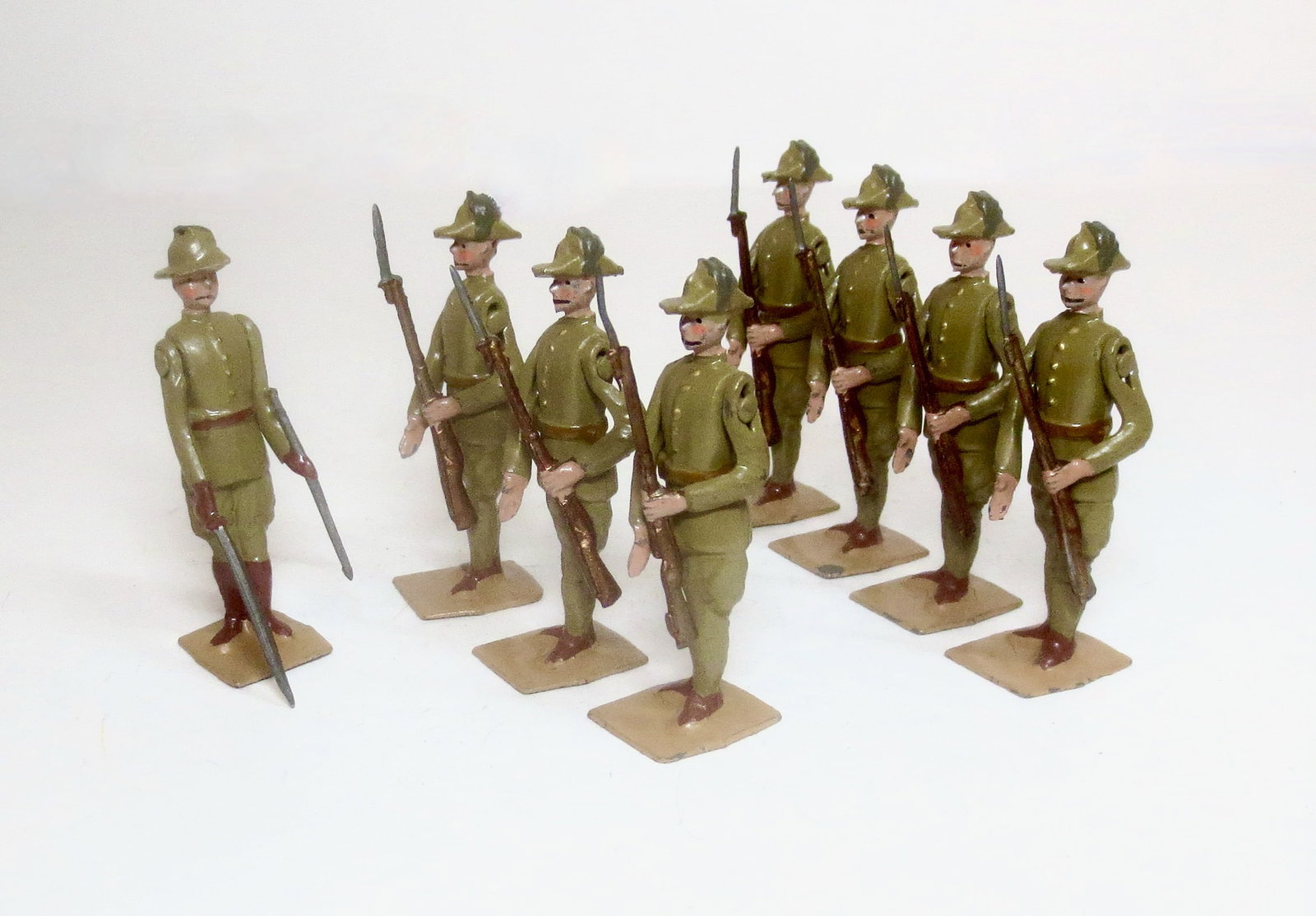 Britains #1545 RARE Australian Infantry: Present Arms. Pre war issue. 8 pieces. Near mint to excellent condition. Unboxed.