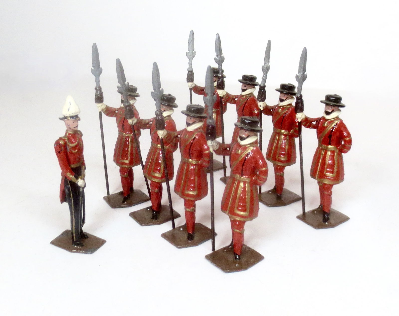 Britains #1257 Yeomen of The Guard: With Officer. Post war issue. 9 pieces. Near mint condition. Unboxed.