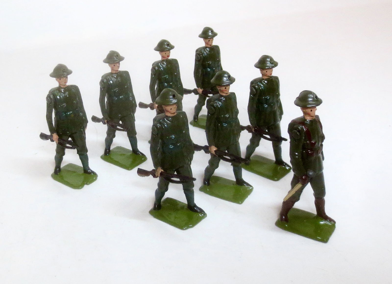 Britains #195 British Infantry at the Trail: Post war. 8 pieces. Mint to near mint condition. Unboxed.