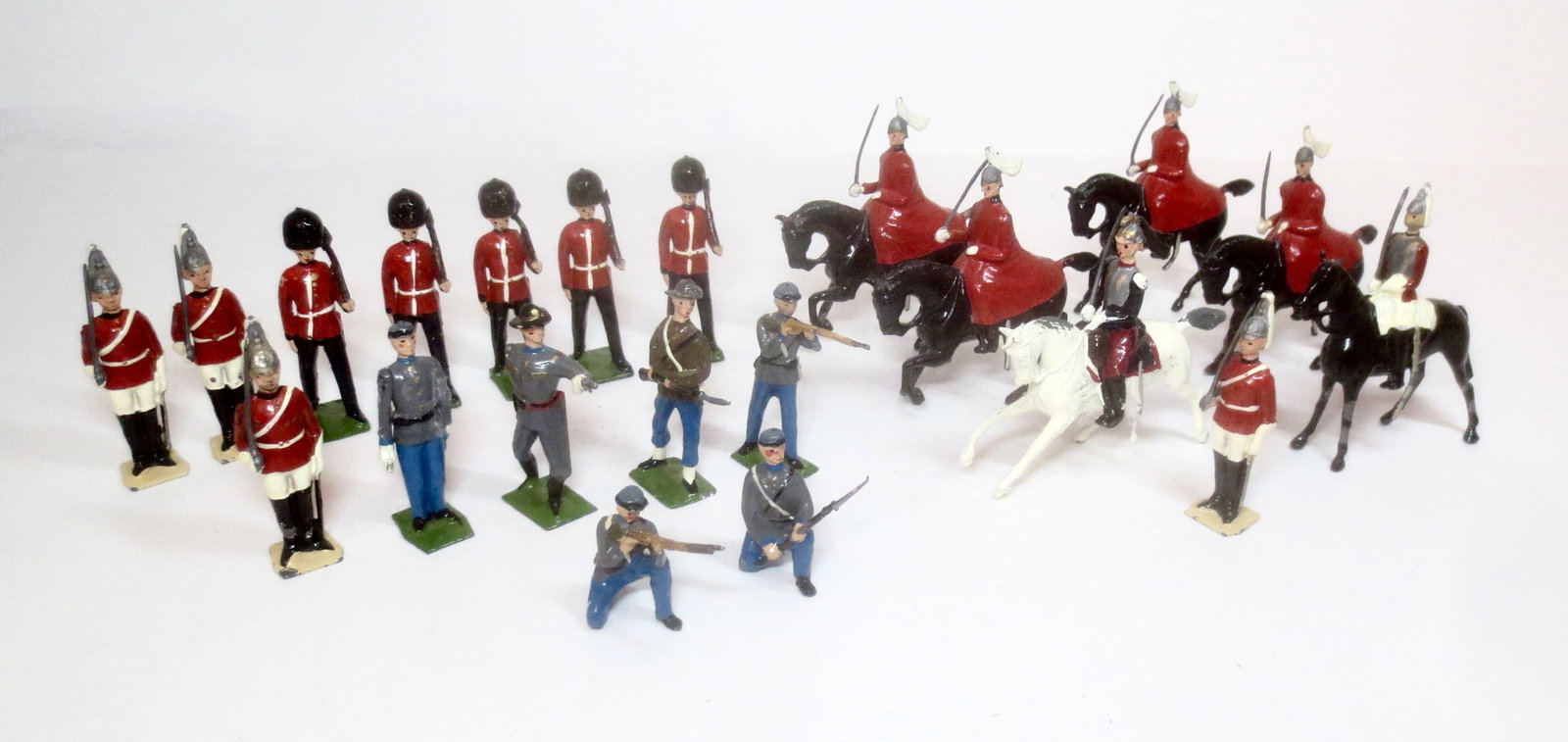 Britains Assortment: Post war. 21 pieces. One missing sword arm, the rest in excellent condition. Unboxed.