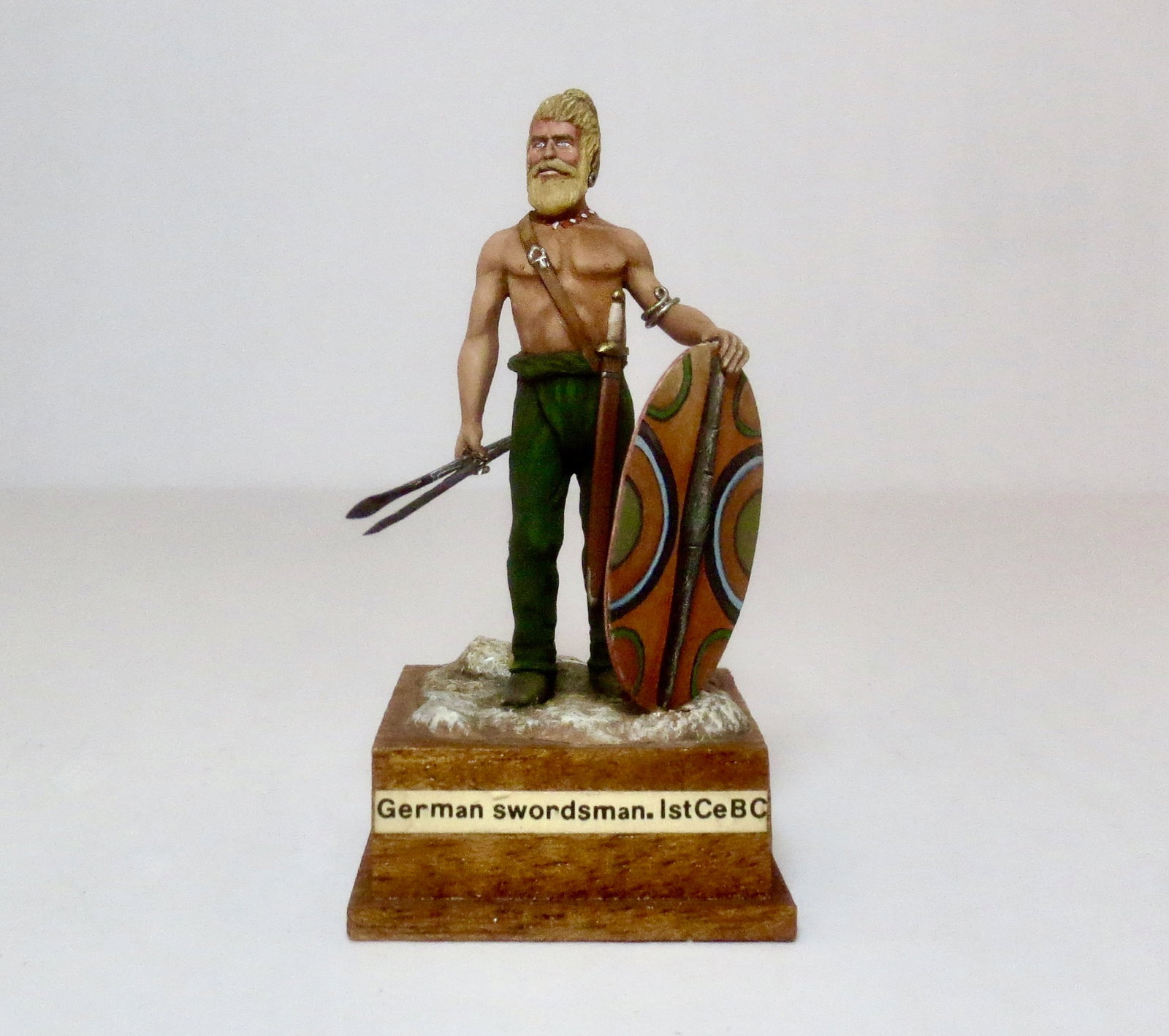 P. Wilcox, German Swordsman with Spears & Shield: Figure is 55mm tall, 80mm on wood plinth. Pristine condition. Unboxed.