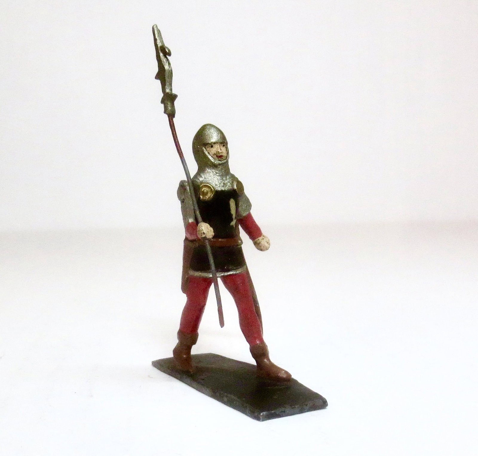 R. Courtenay Edward The Black Prince Livery: With Movable Bill Arm. 52mm. Very good condition.