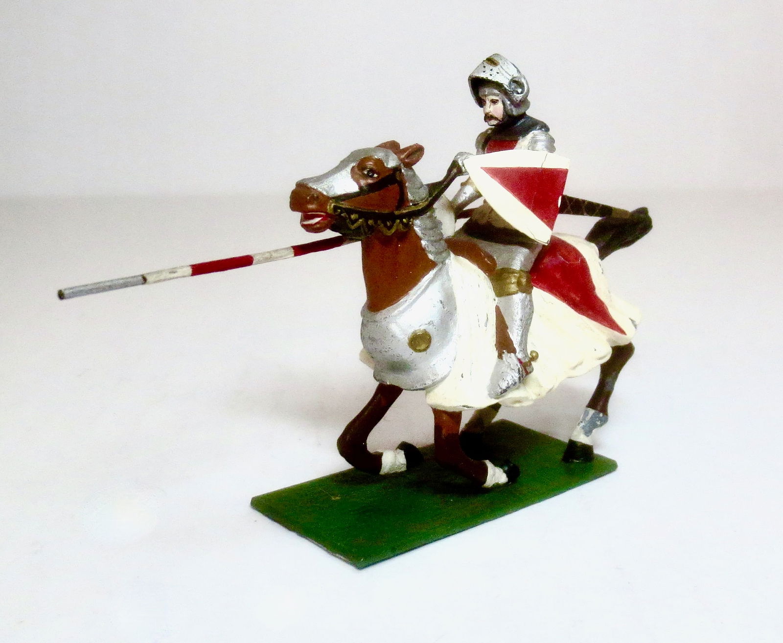 R. Courtenay #H2 Sir John Chandos: Mounted charging with movable visor, lance arm & shield. Green base. Signed by Courtenay. Very good condition.