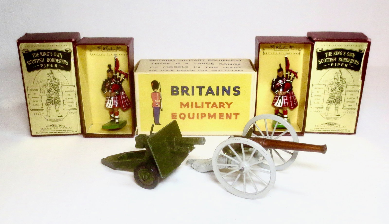 Britains Assortment: Two Special Collectors Edition Figures, "The King's Own Scottish Borderers Piper", #2026 25 pounder Howitzer (unboxed), and #9486 American Civil War Confederate Gun (missing crew), in an excellent box