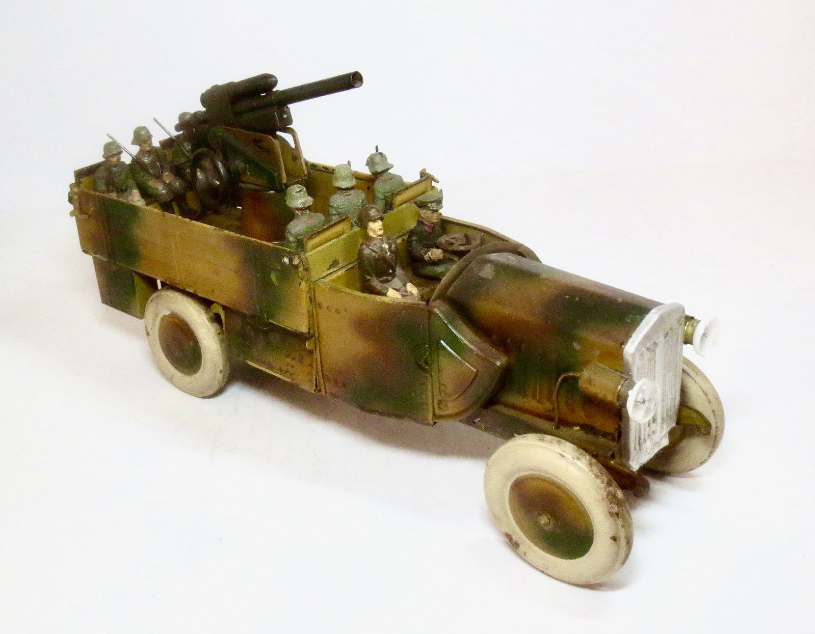 Lineol Fliegerabwehrauto with AA Gun: With 8 figures and key, in working condition. 11" long. 10 pieces. Excellent to very good condition. Comes with original box bottom, missing top.