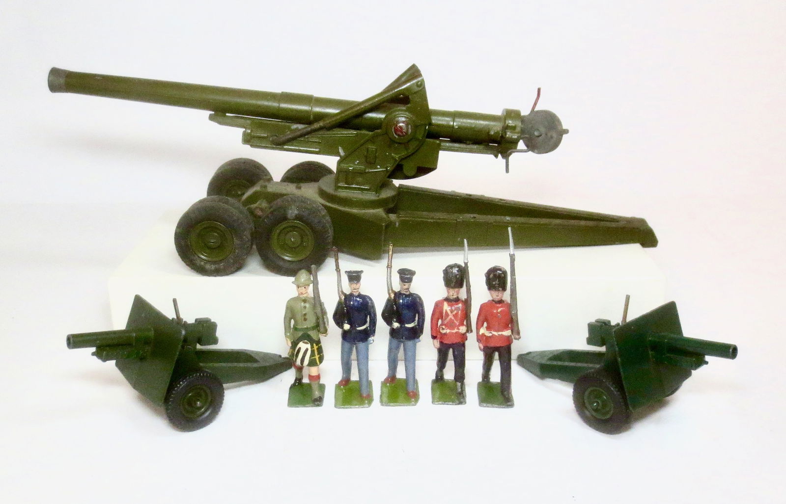 Britains Assorted Field Artillery & Figures (1 of 1)
