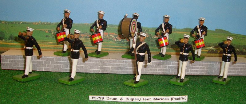 Britains Set # 5799 US Marine Drum & Bugle: with original box. 10 pieces.