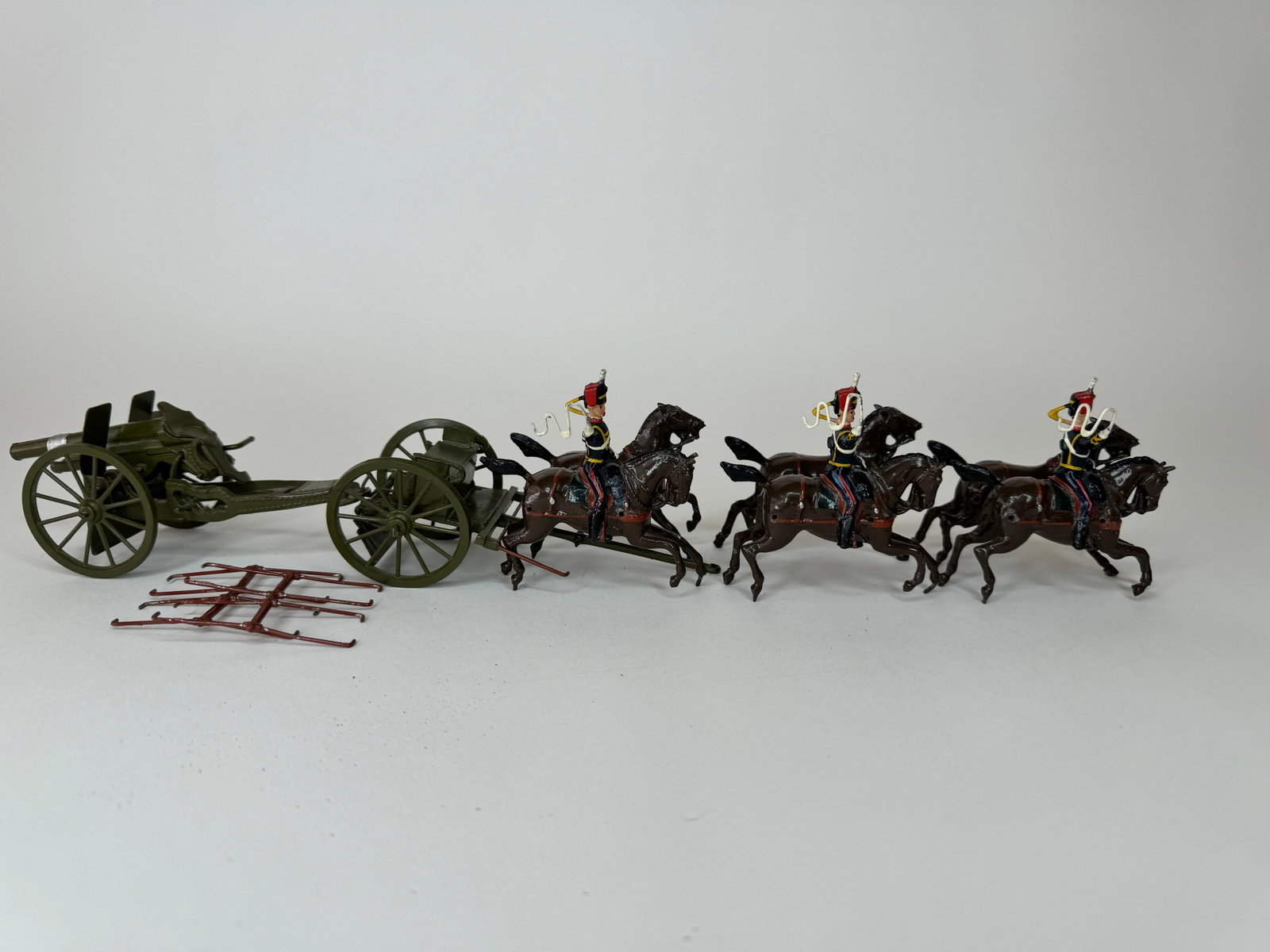Britains No 39 Royal Horse Artillery: At the Gallop. Post war. 8 pieces, plus traces. Very good to good condition. Limber and traces dented. Unboxed.