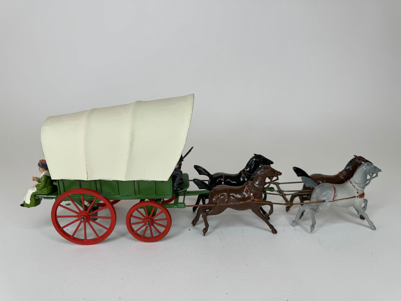 Britains No 2034 Prairie Schooner: Post war. 8 pieces. Excellent condition. Unboxed.