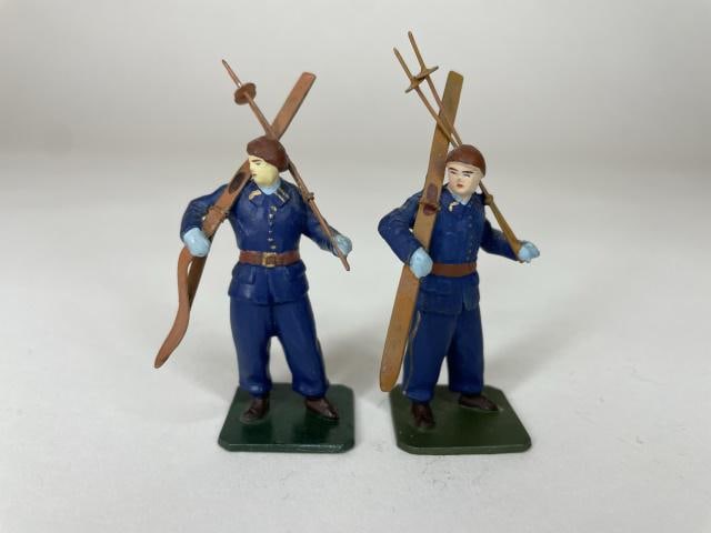 Minikin French Scout Skier (1 of 3)