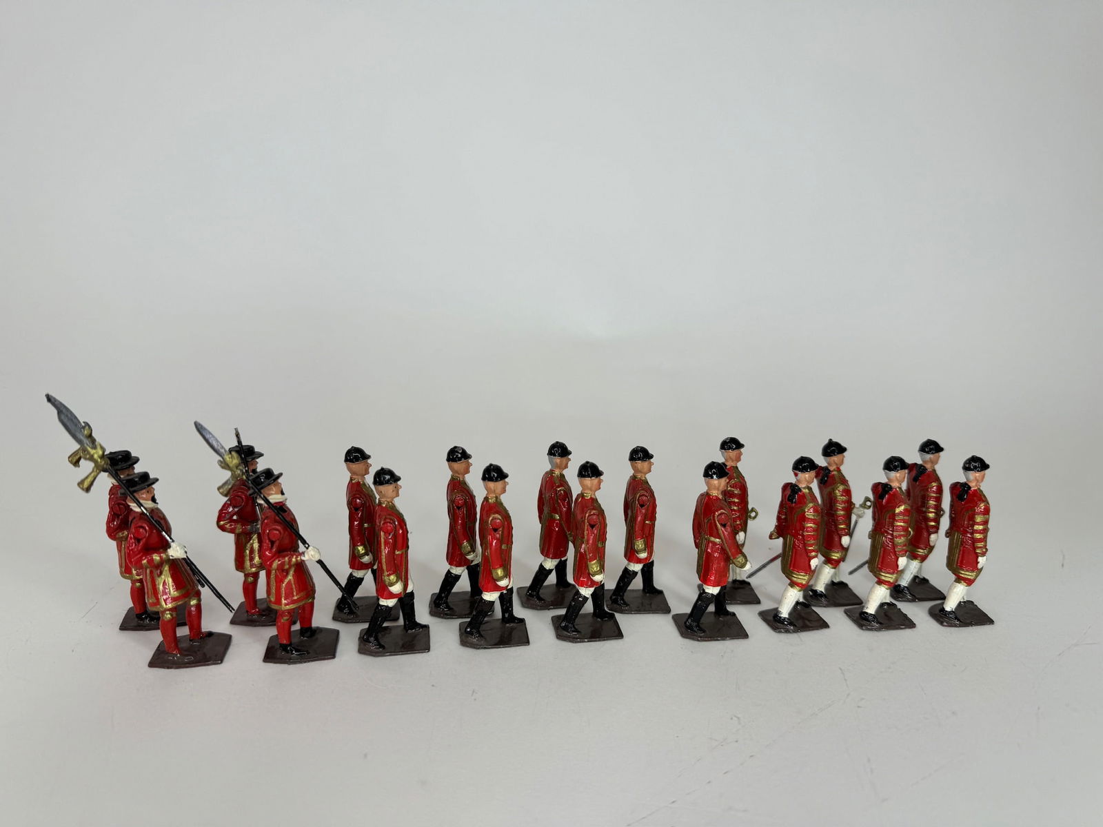 Britains from No 1475 State Coach Attendants: and Yoeman of the Guard. 18 pieces. Condition excellent. Unboxed.