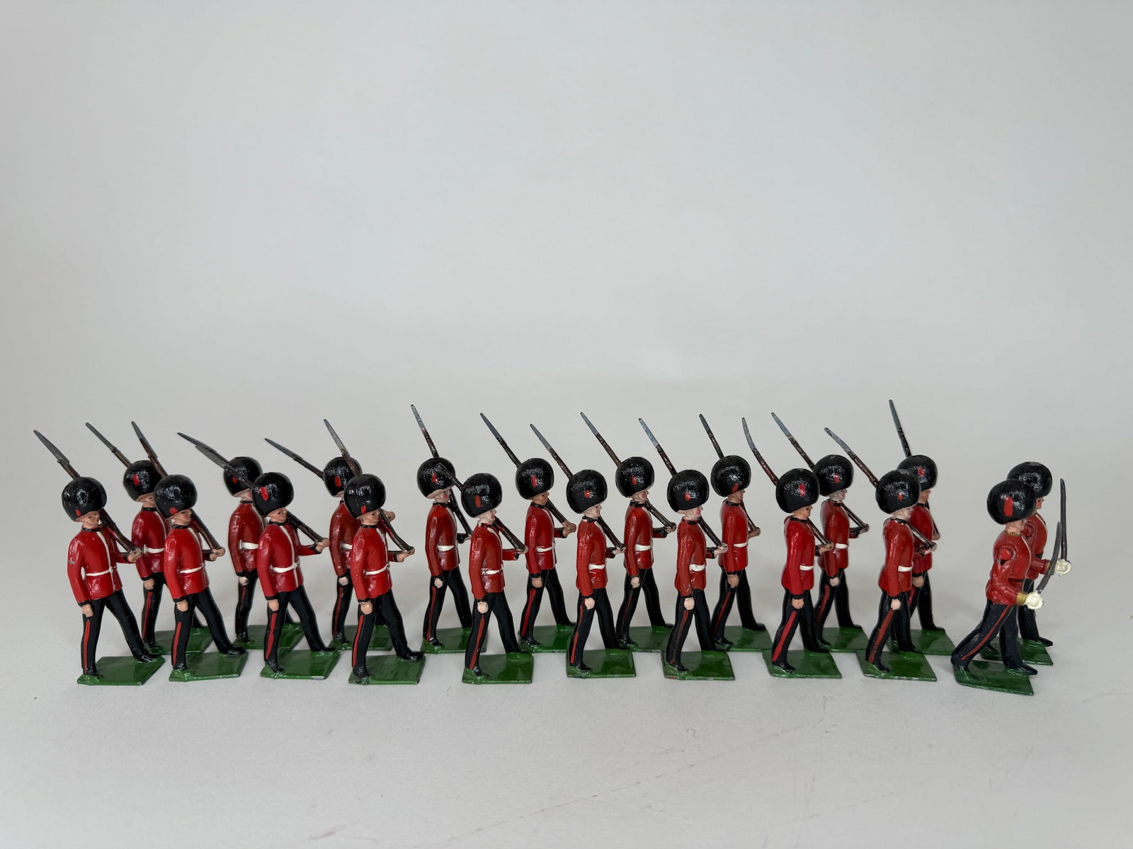 Britains from No 1515 Coldstream Guards: Marching at the Slope. Post war. 19 pieces. Condition excellent with one arm loop damaged. Unboxed.