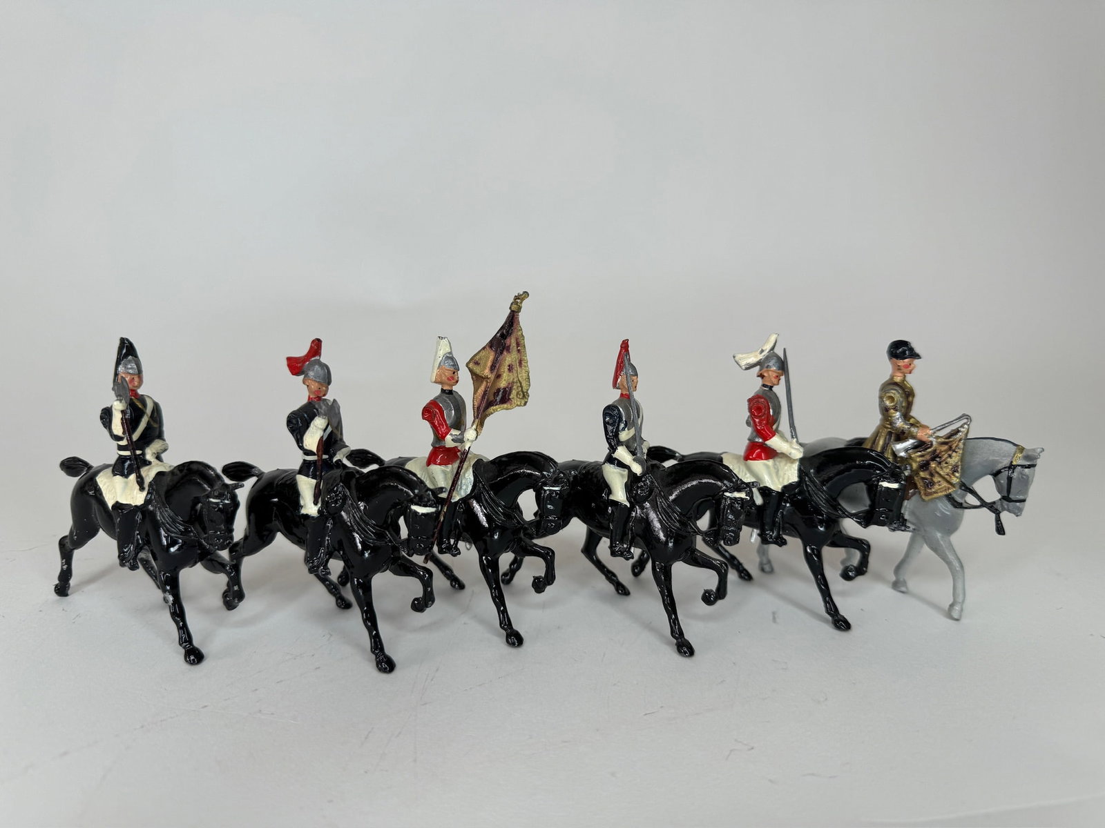 Britains from No 2067 Sovereign's Standard: of the Lifeguards. Post war. 6 pieces. Condition excellent. Unboxed.