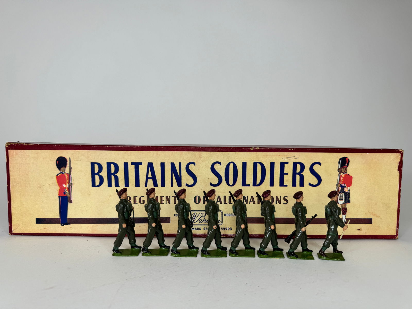 Britains No 2010 Airbourne Infantry: Post war. 8 pieces. Condition excellent. Box excellent.