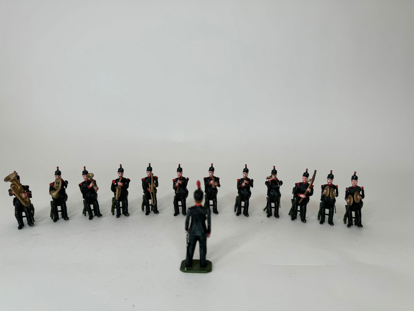 Heyde-like Kings Royal Rifle Seated Band: 13 pieces. Condition excellent with several loose arms. Unboxed.