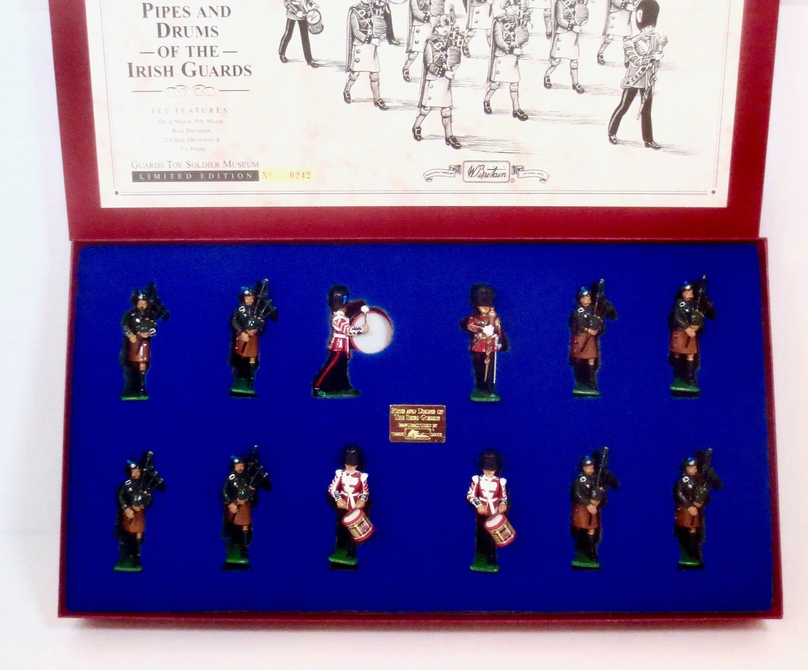 Britains #00316 Irish Guards Pipes & Drums: Limited edition set. 12 pieces. Mint condition. Box mint with outer sleeve.