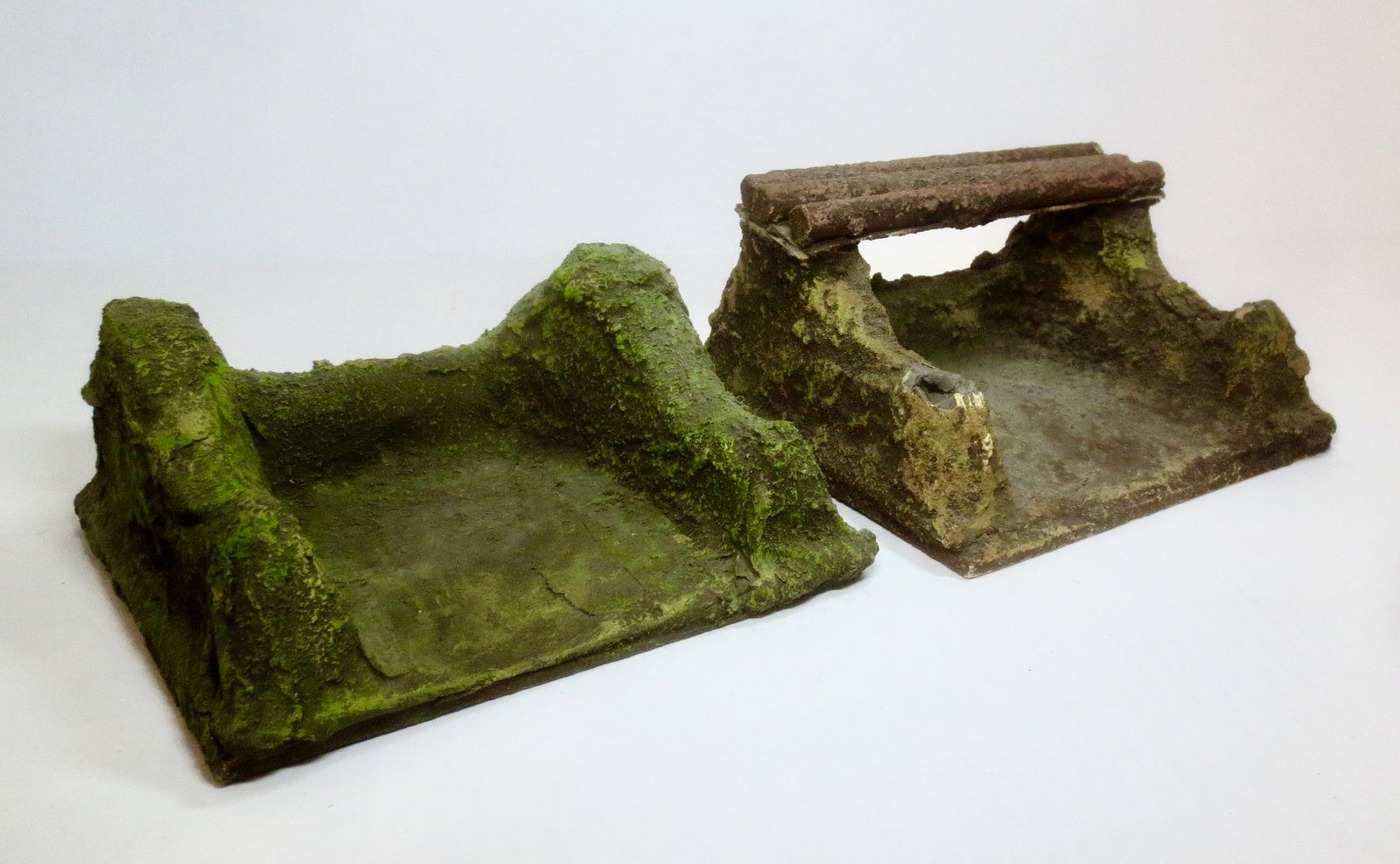 Lineol Gun Emplacements: One with log cover. 2 pieces. 7" wide, 6.5" deep, 3.5" tall. 2 pieces. Excellent condition. Unboxed.