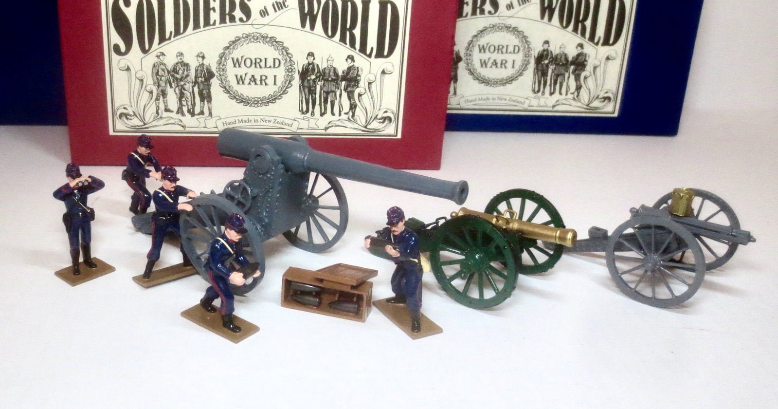 Soldiers Of The World Long Tom Gun & Crew: Plus Gatling Gun & 6PDR. 9 pieces. Mint condition. Boxes excellent to very good (one missing top label).