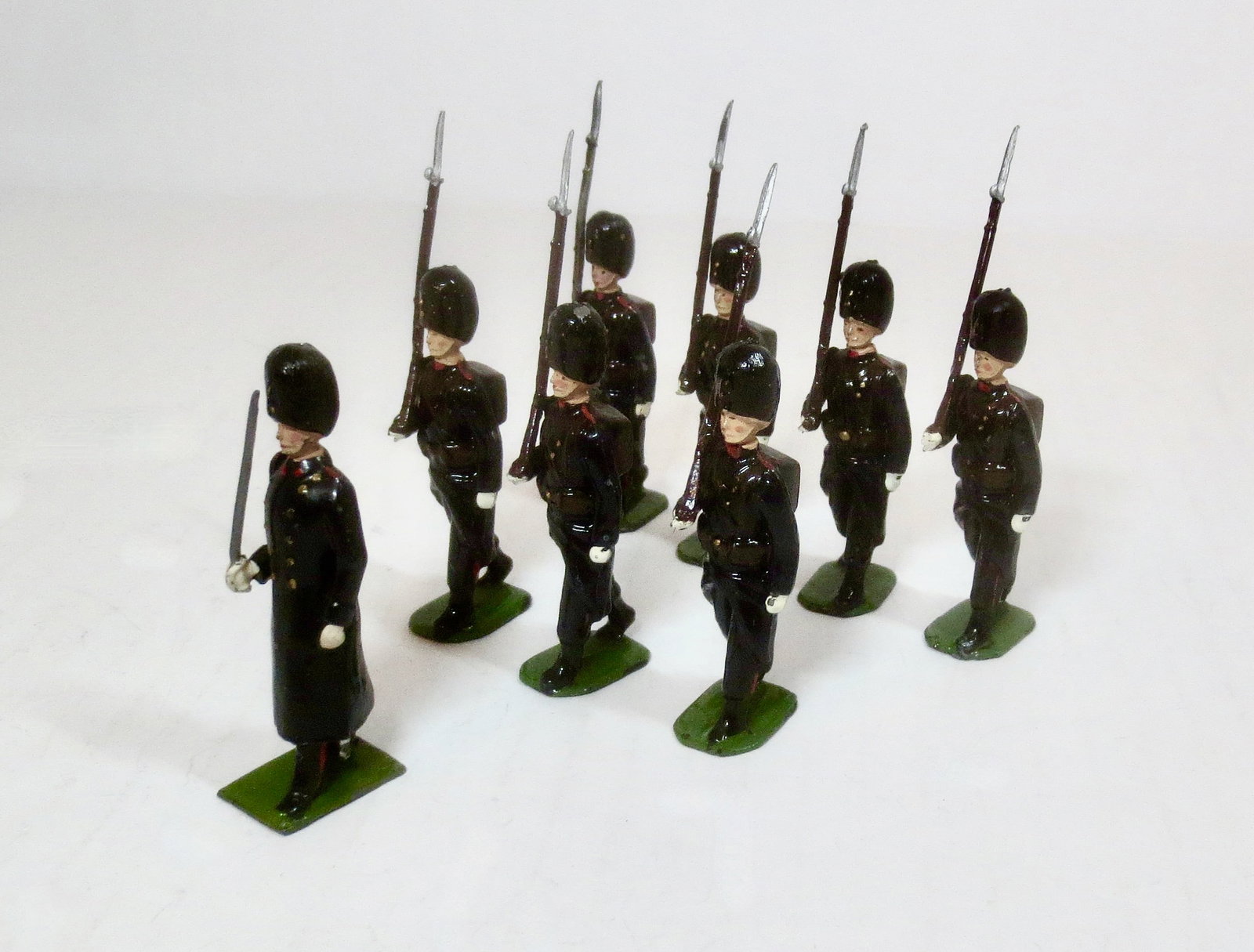 Britains #2009 Belgian Army Grenadiers: Post war. 8 pieces. 8 pieces. Near mint condition. Unboxed.