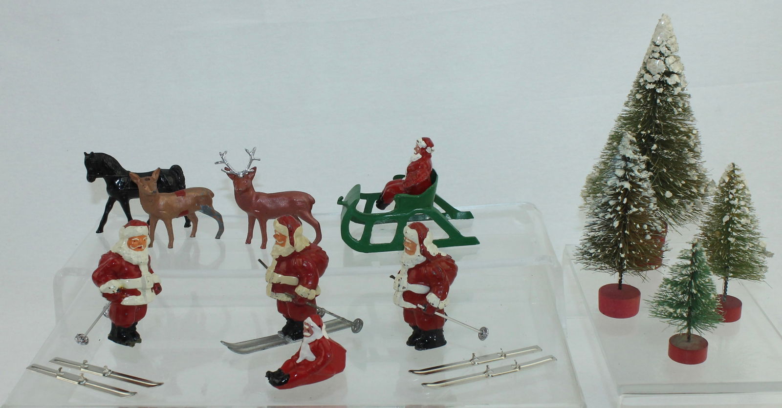 Barclay Lot Santa with Sleigh and Skis (1 of 1)