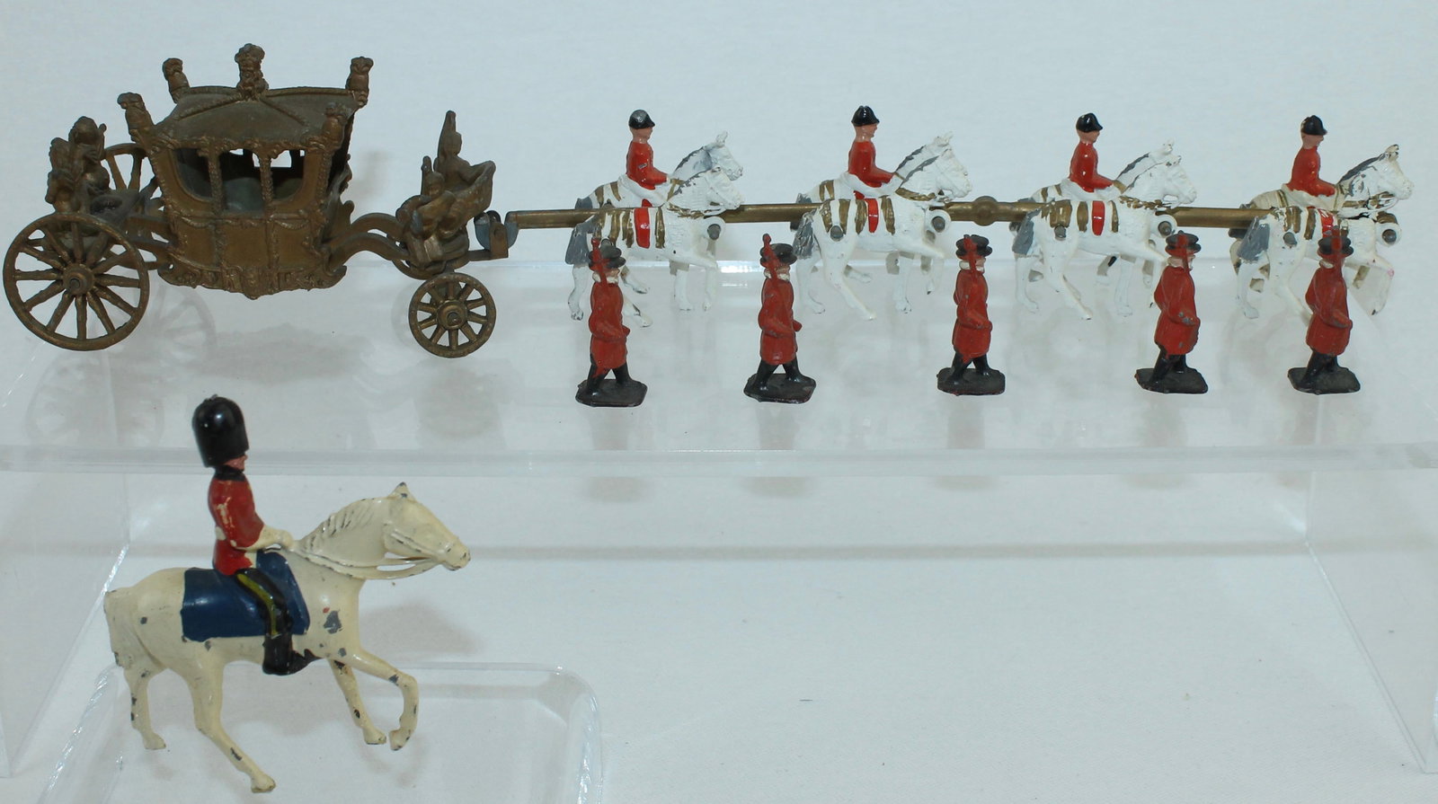 Crescent Lot Coronation Coach Mounted Guards: Small Size Coronation Coach with 5 Yeomen and Mounted Guards. Lacking Seated Monarchs. 8 Pieces. Condition Good to Very Good. No Box.
