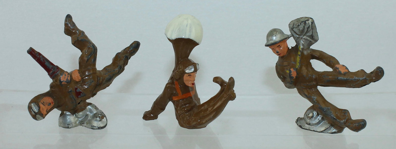 Manoil Lot of Parachutists: Includes M88 Parachute Jumper, M127 Jumping with Chute and M128 Jumping with Machine Gun. 3 Pieces. Condition Good to Very Good. No Box.