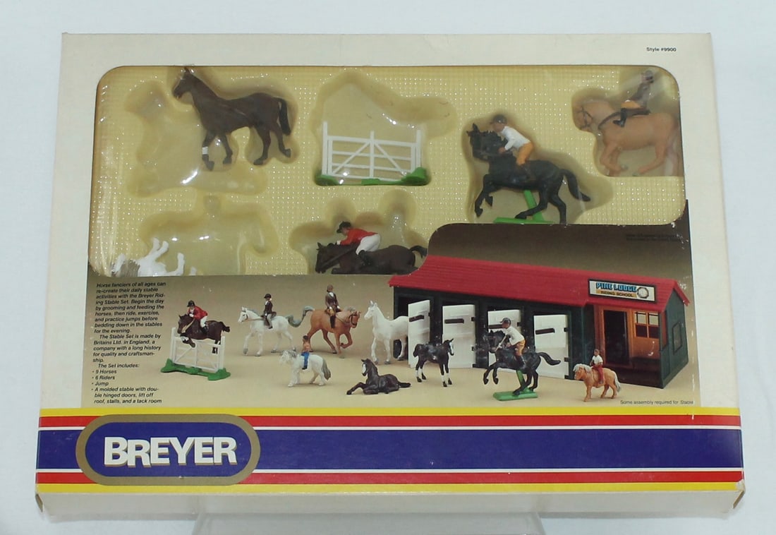 Breyer 9900 Equestrian Stable and Riders (1 of 1)