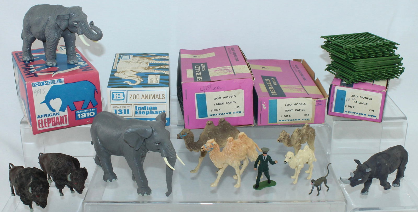 Britains Lot of Zoo Animals and Fencing (1 of 2)