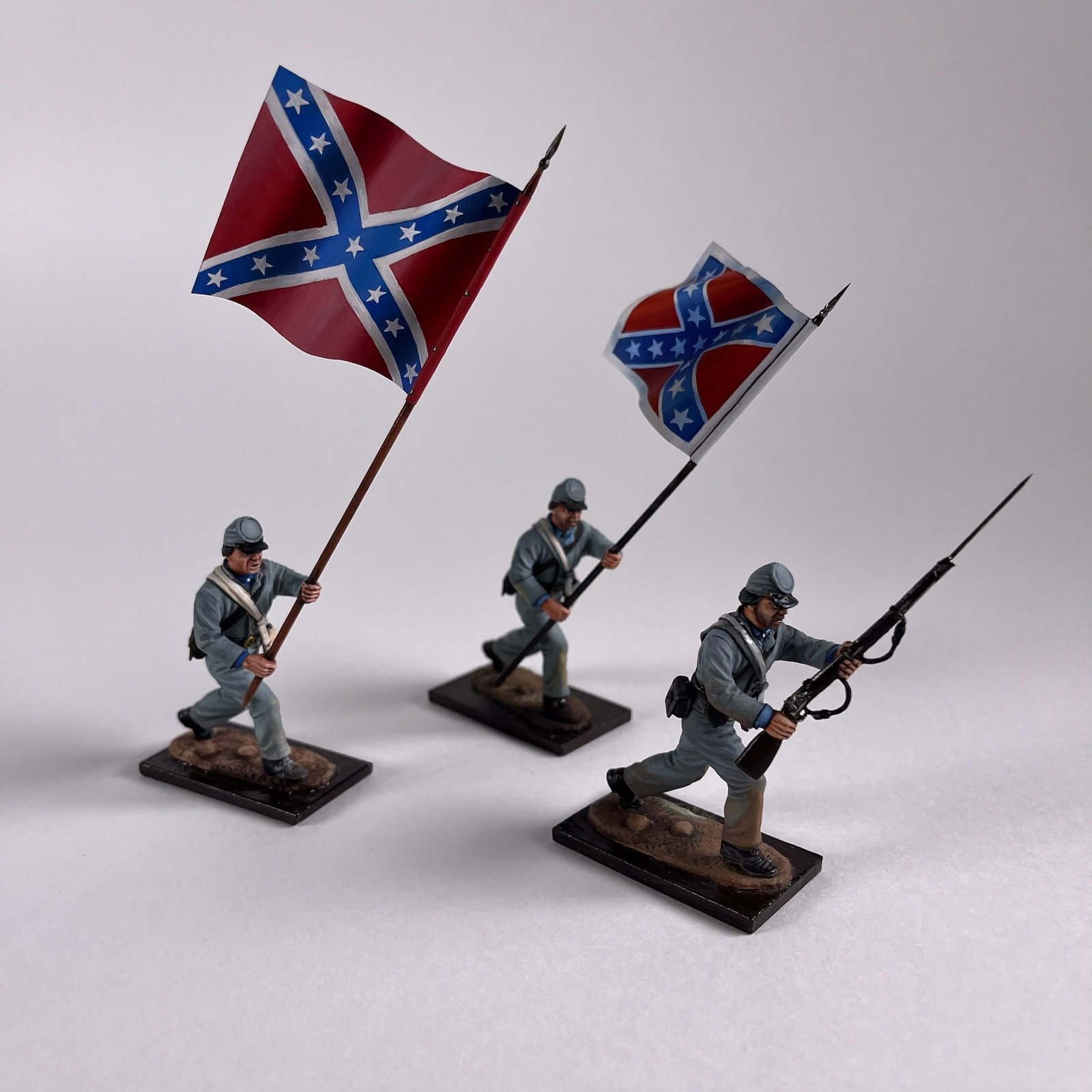 St. Petersburg Collection Confederate Infantry: Advancing. No 107 - 2 Flag bearers and 1 advancing with rifle. 3 pieces. Condition excellent. Unboxed.