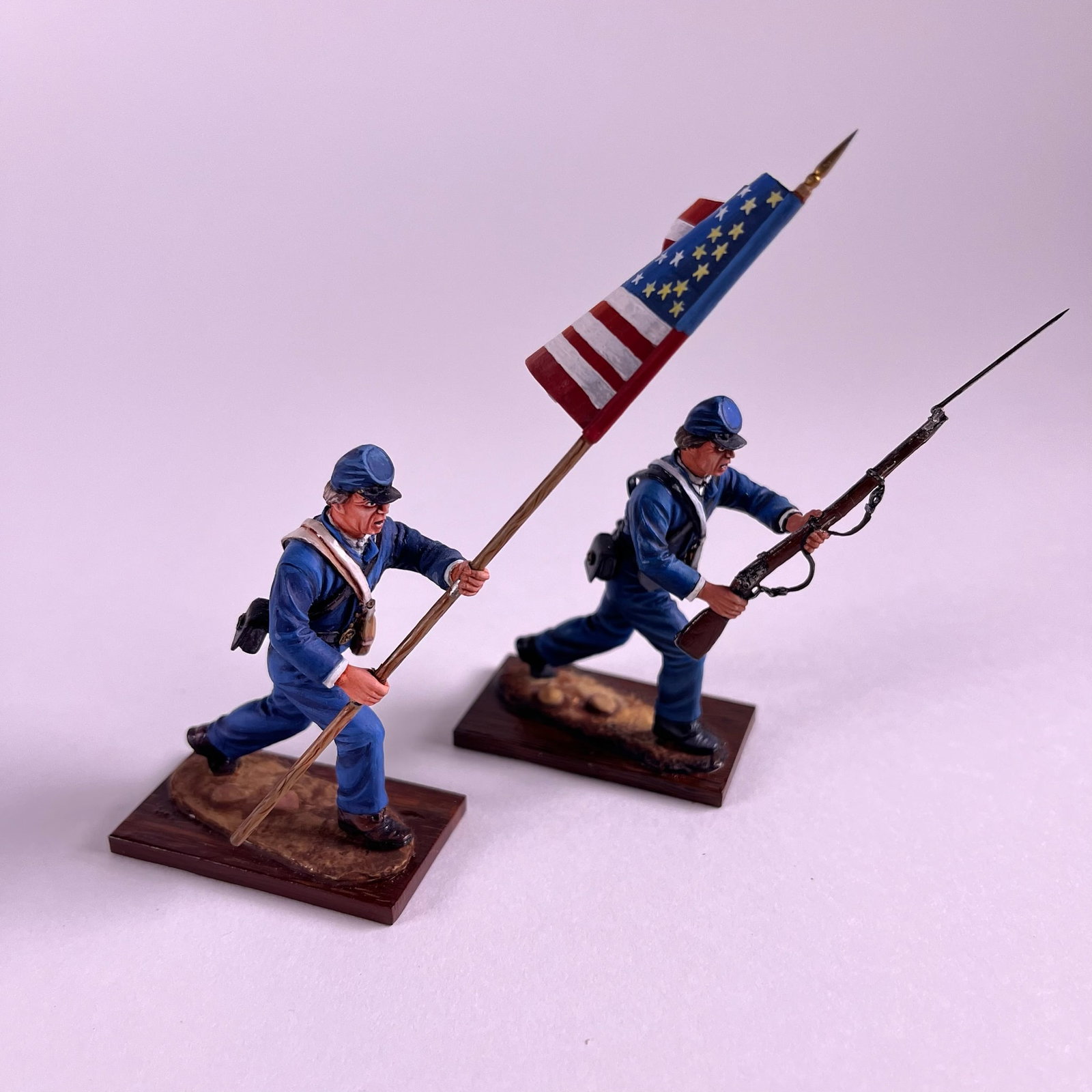 St. Petersburg Collection Union Infantry: Advancing. No. 107.2 and No. 107. Flag bearer and 1 advancing with rifle. 2 pieces. Condition excellent. Unboxed.