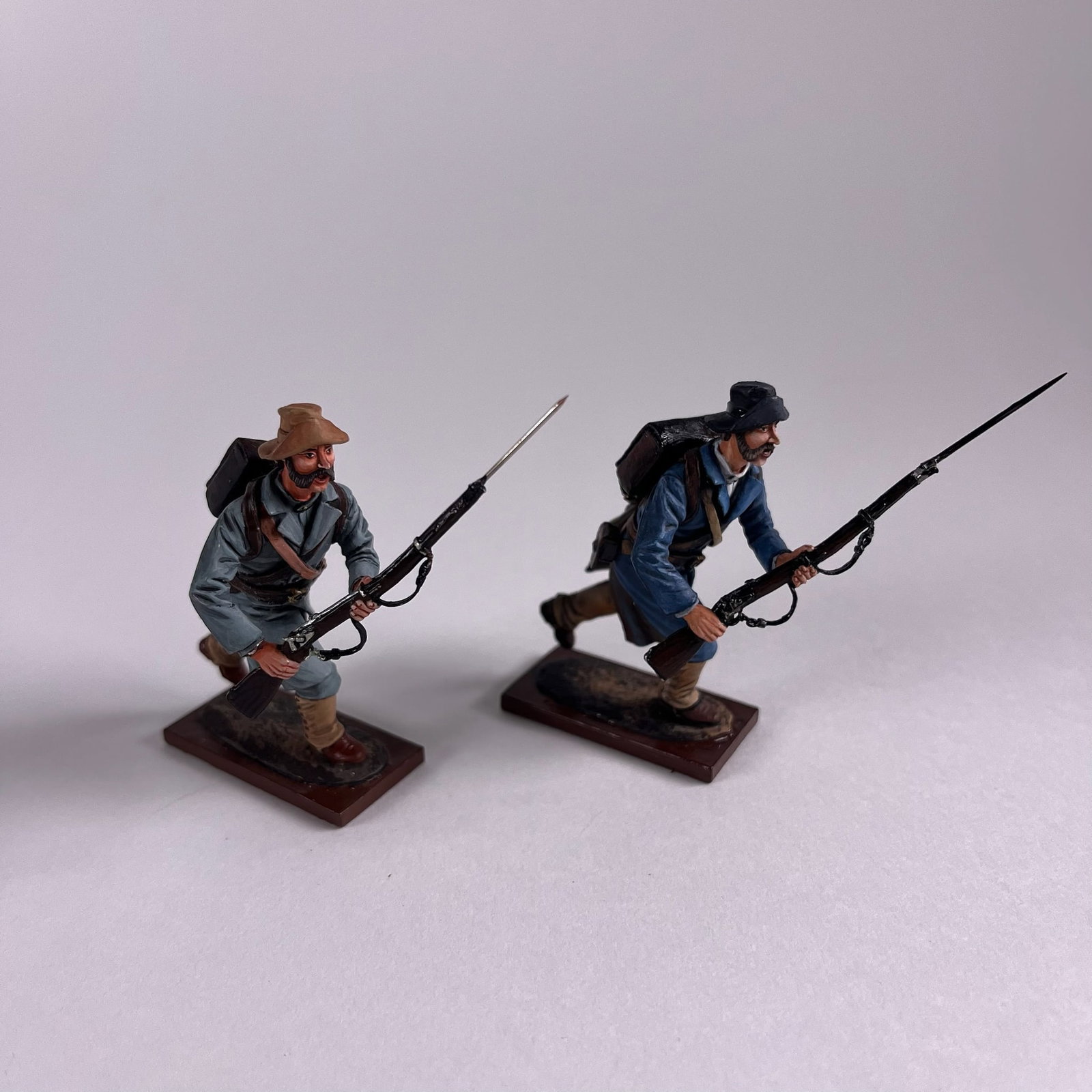 St. Petersburg Collection Advancing: No. 109.1 and 109.2. Union and Confederate Soldiers charging with bayonettes. 2 pieces. Condition excellent. Unboxed.