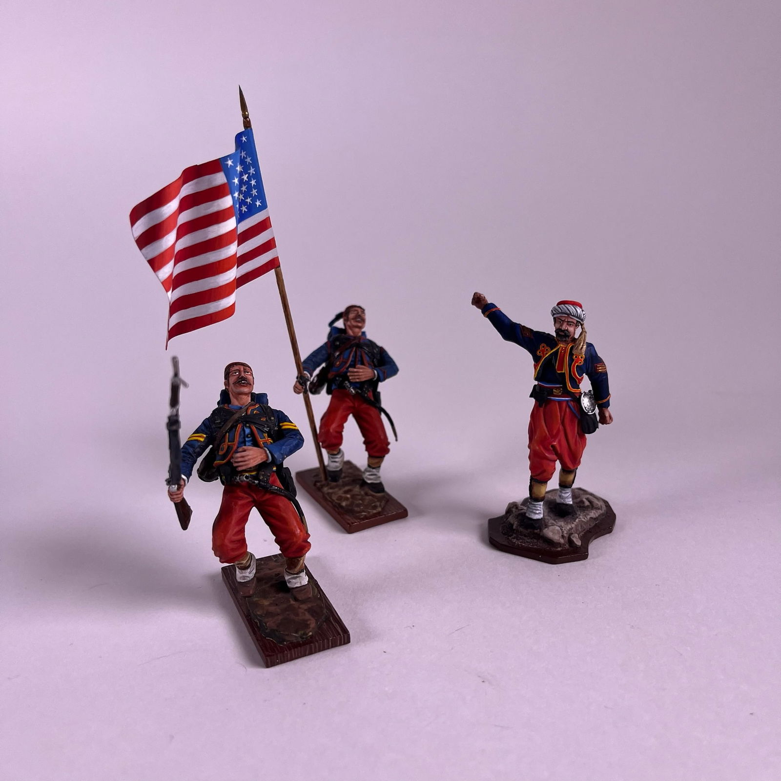 St. Petersburg Collection 5th New York Zouave: with Rifle and Flag. No. 114. and 114.2. No 002 - Zouave with arm outstretched and missing flag. 3 pieces. Condition excellent. Unboxed.