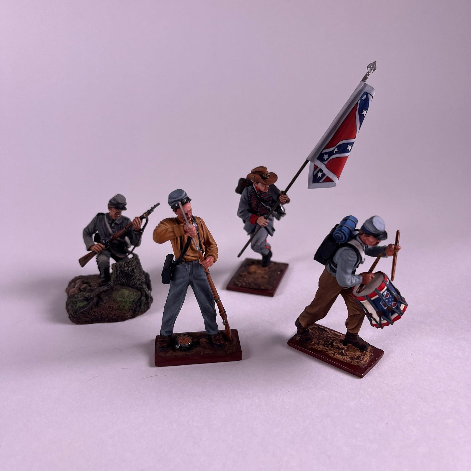 St. Petersburg Collection Confederate Assortment: No 3838 - Loading rifle, No 3835 drummer, No 3806.03 - Advancing with Flag, and No. 3909 - Kneeling behind stump. 4 pieces. Condition excellent. Unboxed.