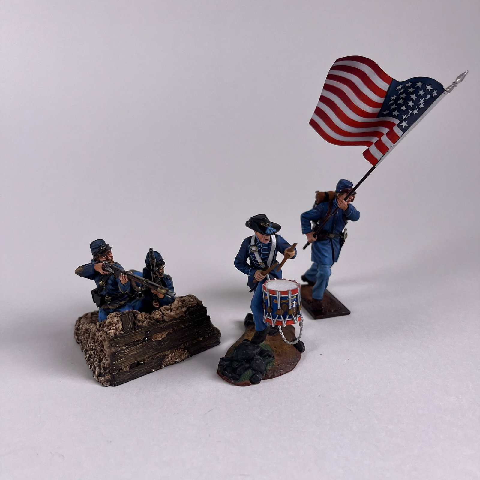 St. Petersburg Collection Union Advancing: No 3809 - Union Sergant with Flag, No 3838 - Drummer, and No 3826 Two Soldiers Behind Wall. 3 pieces. Condition excellent. Unboxed.