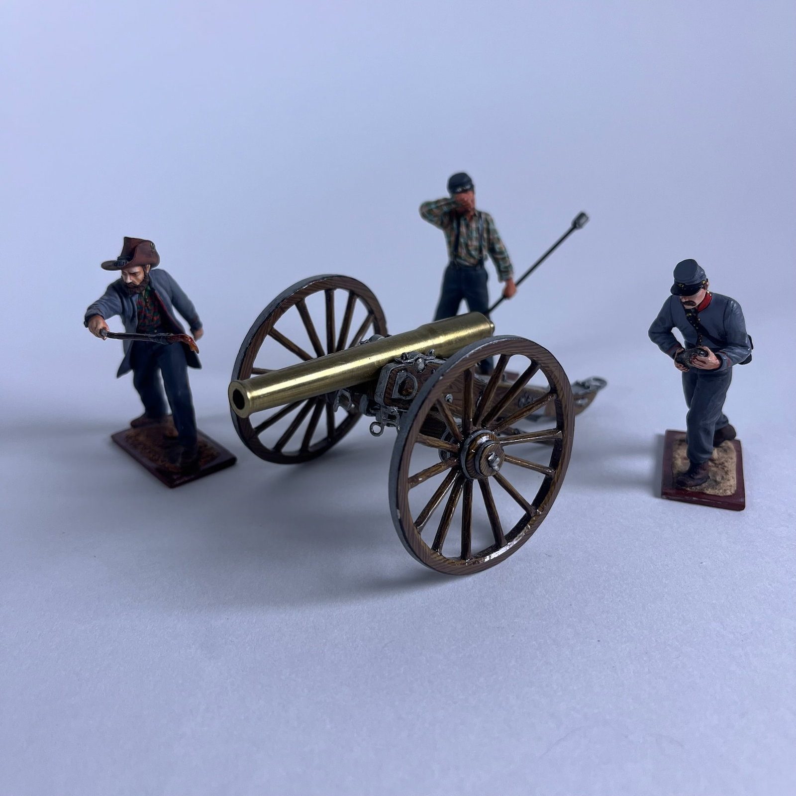 St Petersburg Collection Confederate Gun Team: No 3812 wtih Shell, No 3813 with ramrod, NO 3811 Ignitor, and field gun. 4 pieces. Condition excellent with incorrect original box.