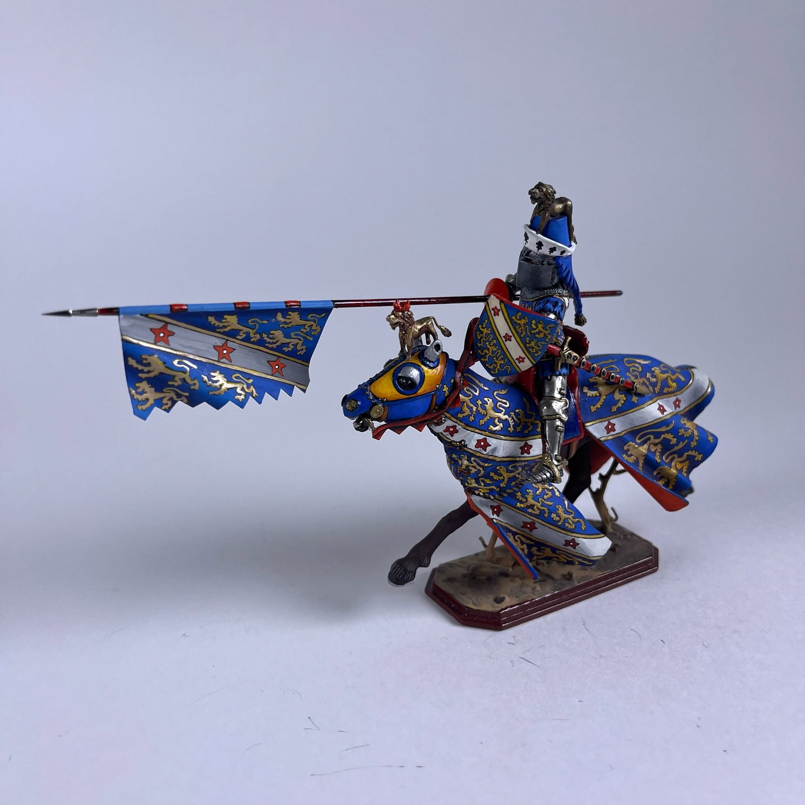 St Petersburg Collection Knight Edward Swimerton: No 383.2. Detachable helm and banner. 1 piece. Condition excellent. Box very good with tape marks.