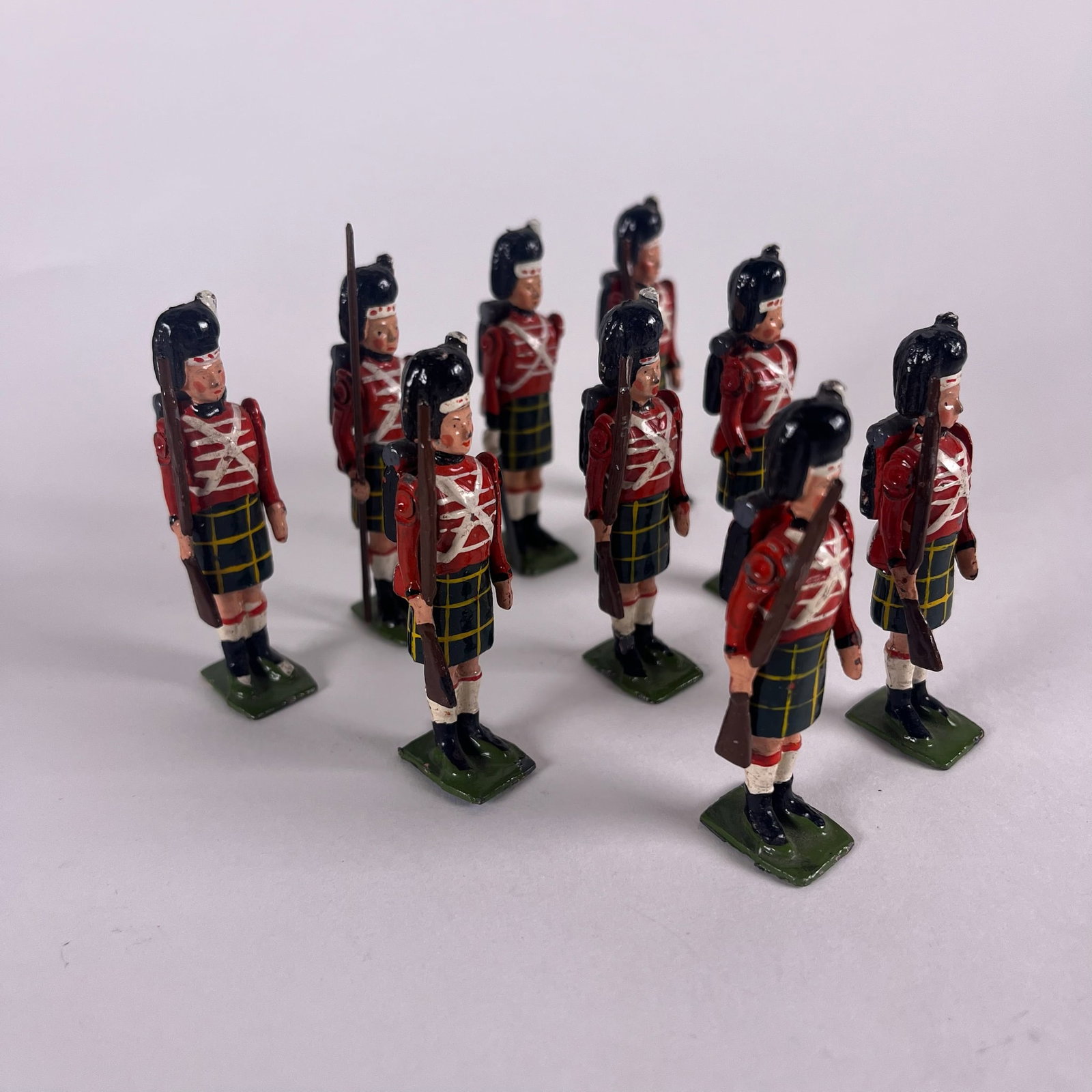 Britains Highlanders with Muskets: Post war. 9 pieces. Condition very good with one rifle missing. Unboxed.