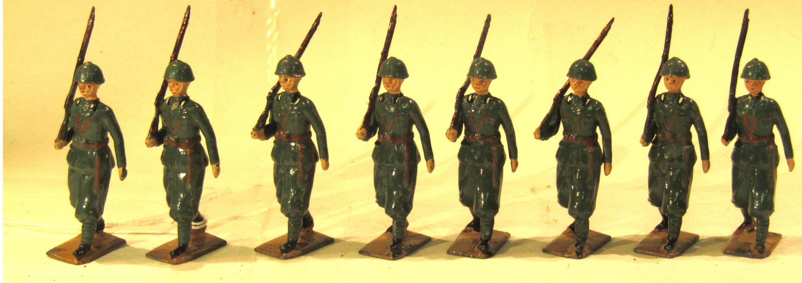 Britians No 1435 Italian Infantry: Britains Ltd # 1435. Italian Infantry. Post war with original ROAN box. 8 pieces marching. Condition Good. Box Good.