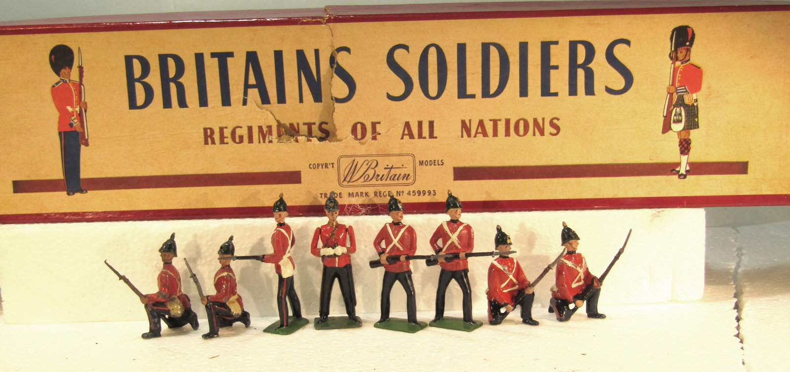 Britains No 17 Sommerset Light Infantry: Britains Ltd. # 17. Sommerset Light Infantry (Prince Alberts) with ROAN box. Standing and kneeling on guard w/officer. Post war, 1952-66. 8 Pieces. Condition Good. Box Good.