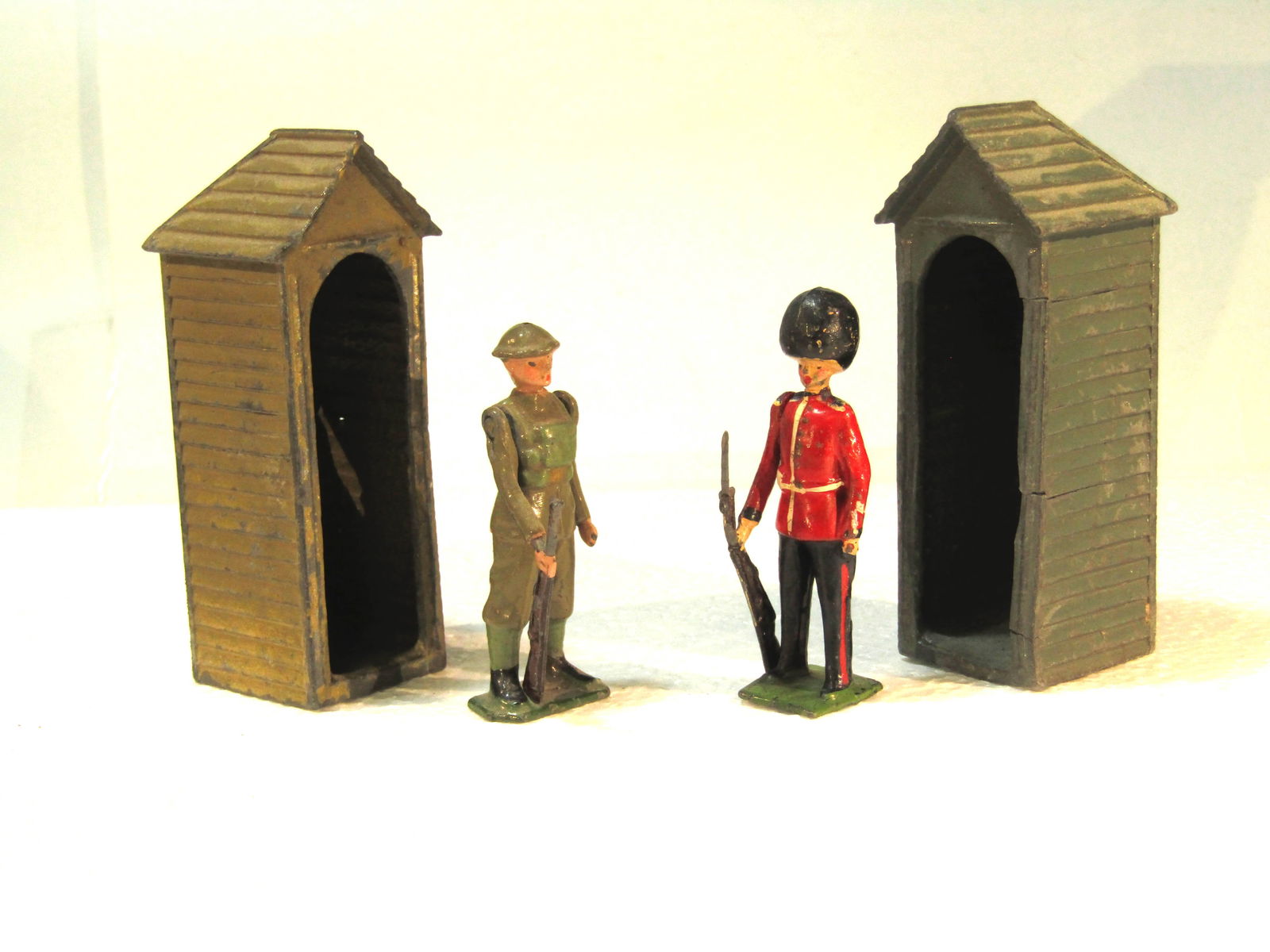 Britains No 329 and No 1859 Sentry Box (1 of 2)