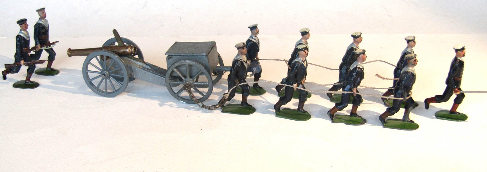 Britains No 79 Royal Navy Landing Party: Britains Ltd. # 79, Royal Navy Landing Party with limber and gun. First version (1897-1909) pulling a small limber with chains and a gun with 8 fixed-arm ratings on oval bases, in dark blue with petty