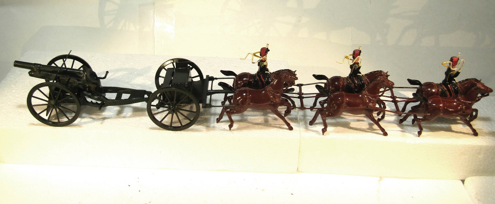 Britains No 39 Kings Troop of the Royal Horse: Britains Ltd. # 39. Kings Troop of the Royal Horse Artillery. Last version (1948-65) post war with dark green limber and 1201 gun. No officer or outriders. 8 Pieces. Condition Excellent. Unboxed.