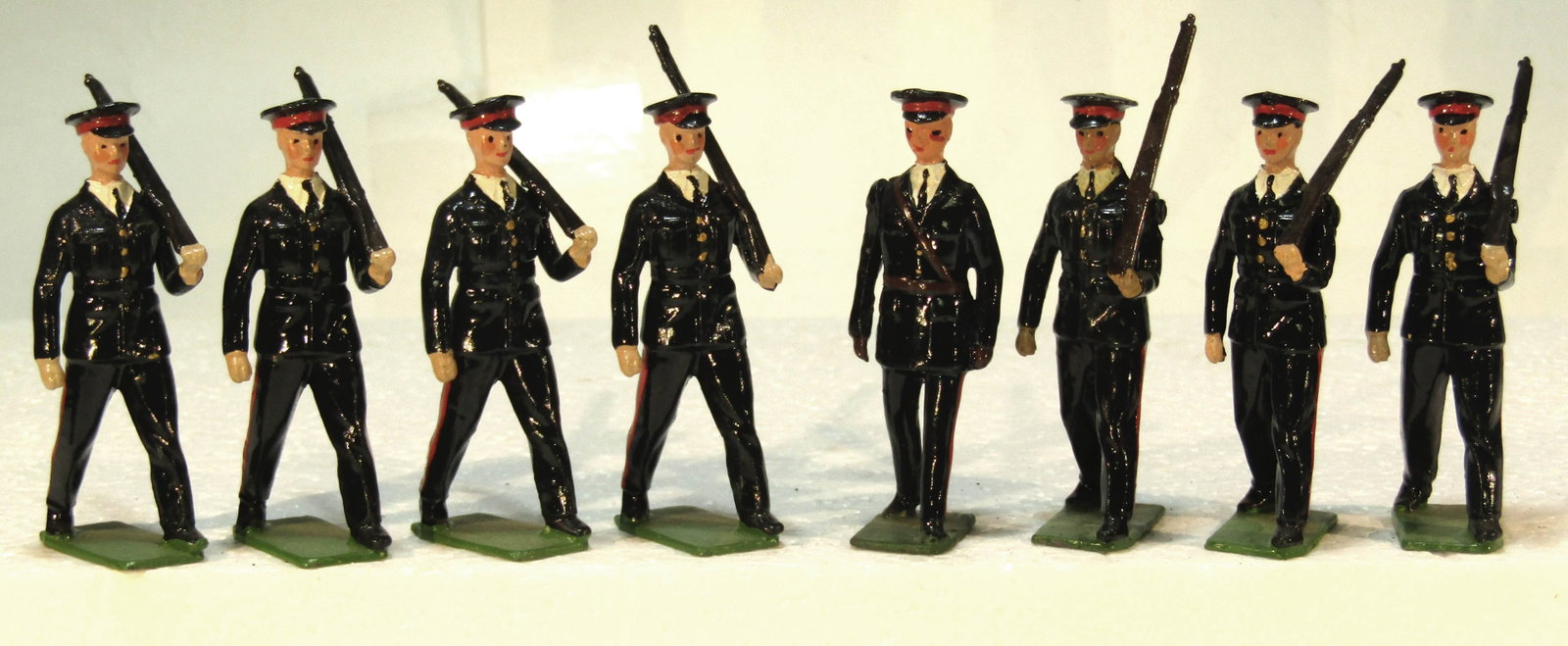 Britains No 2030 Australian Infantry: Britains Ltd # 2030. Australian Infantry in Ceremonial dress. 7 men w/officer. (1949-59). Condition . Unboxed.