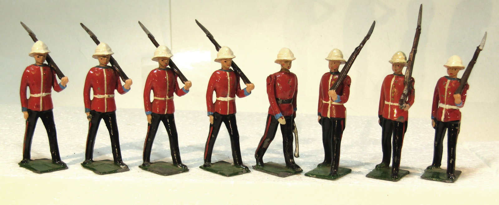 Britains No 1633 Canadian Light Infantry: Britains Ltd # 1633 Princess Pats Canadian Light Infantry. 8 Pieces w/officer. (1946-66). Condition Excellent. Unboxed.