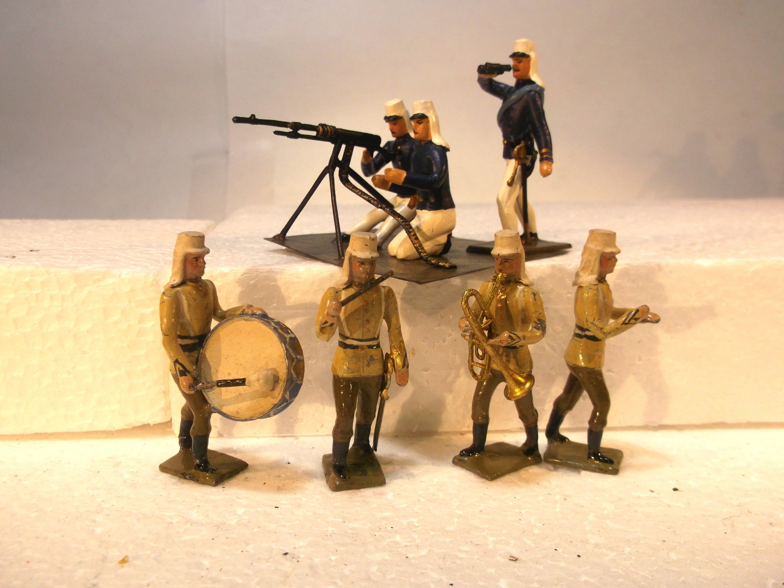 CBG Mignot French Foreign Legion Assortment: CBG Mignot French Foreign Legion lot, including pre war bandsmen and post war machine gun section. 7 pieces total. Condition Very Good. Unboxed.